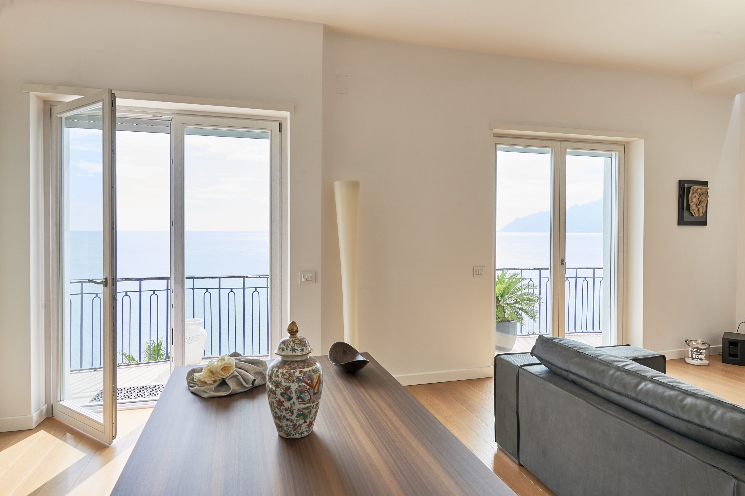 PVC stolarija REHAU, cene za 2025 god. PVC stolarija cene, PVC prozori dvok, 120×120 220e, PVC prozori jednokrilni 80×120 140e, PVC balkonska vrata 80×210 cena 210e, Cenovnik PVC stolarije je bez montaze. PVC prozore izradjujemo od profila sa 5 ili 6 komora, sa 2 ili 3 stakla. PVC prozori REHAU cene za 2025 god. PVC prozori cene, 